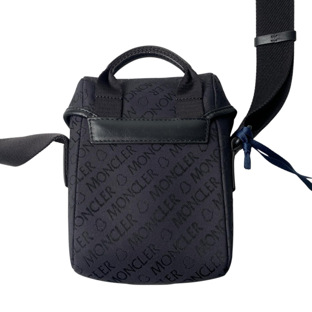 未使用 モンクレール MONCER メンズ ミニ ショルダーバッグ ポシェット 斜めがけ クロスボディ