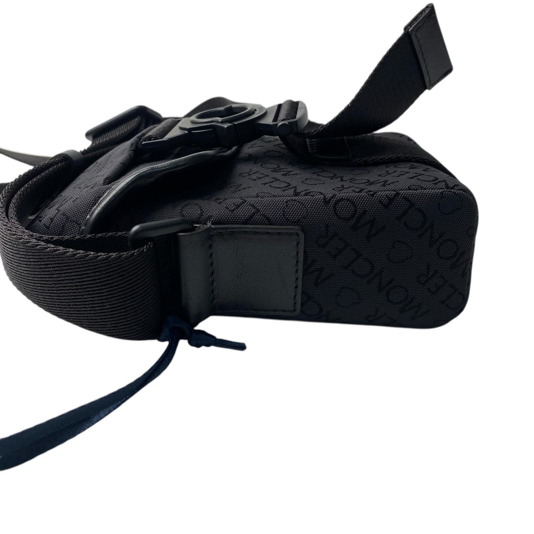 未使用 モンクレール MONCER メンズ ミニ ショルダーバッグ ポシェット 斜めがけ クロスボディ