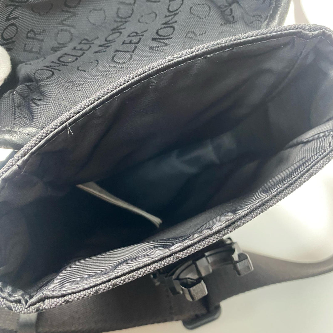 未使用 モンクレール MONCER メンズ ミニ ショルダーバッグ ポシェット 斜めがけ クロスボディ