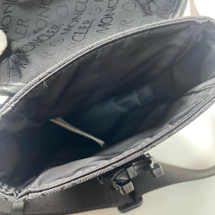 未使用 モンクレール MONCER メンズ ミニ ショルダーバッグ ポシェット 斜めがけ クロスボディ