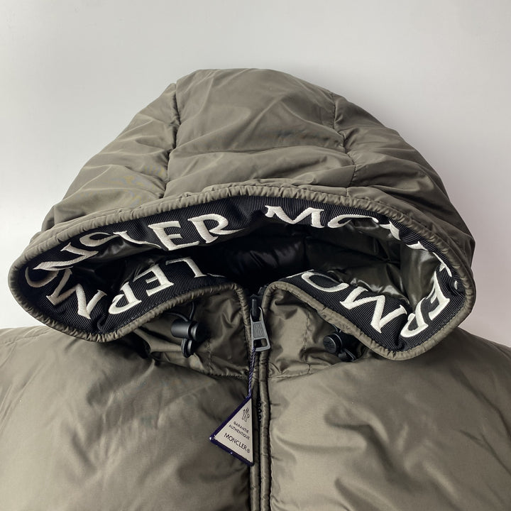未使用 モンクレール MONCER MONTCLA メンズ モンクラー ダウンジャケット　人気