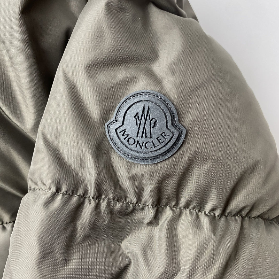 未使用 モンクレール MONCER MONTCLA メンズ モンクラー ダウンジャケット　人気