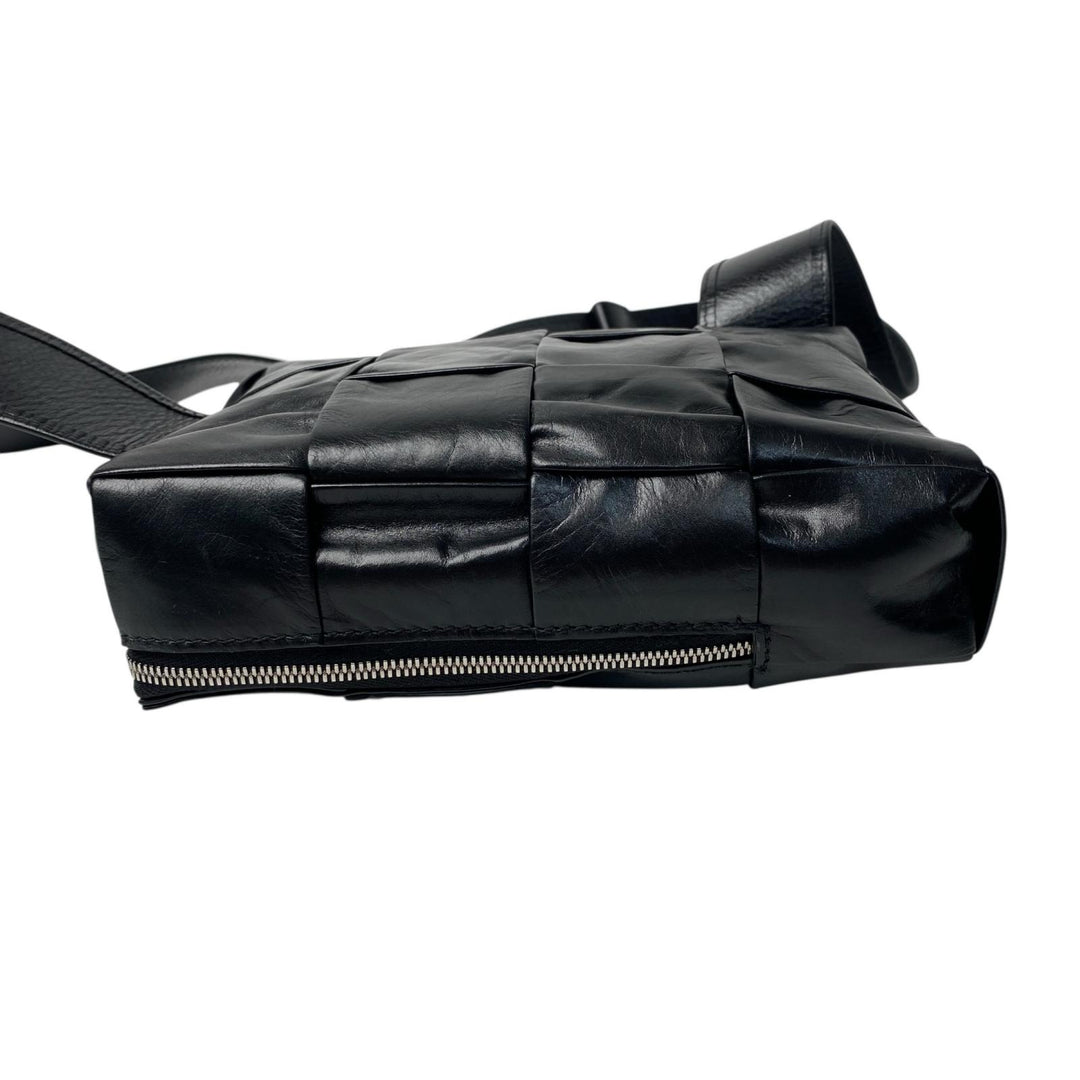 未使用 ボッテガヴェネタ BOTTEGA VENETA マキシイントレ カセット スリングバッグ ミニ 701366 斜めがけ クロスボディ メンズ