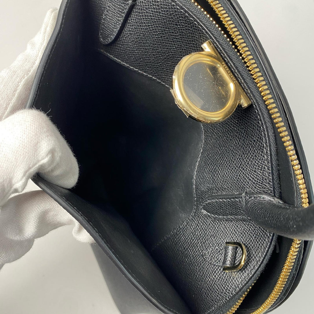 新品同様 フェラガモ Ferragamo ガンチーニ 2way ショルダーバッグ ハンドバッグ レザー ブラック 斜めがけ クロスボディ レディース