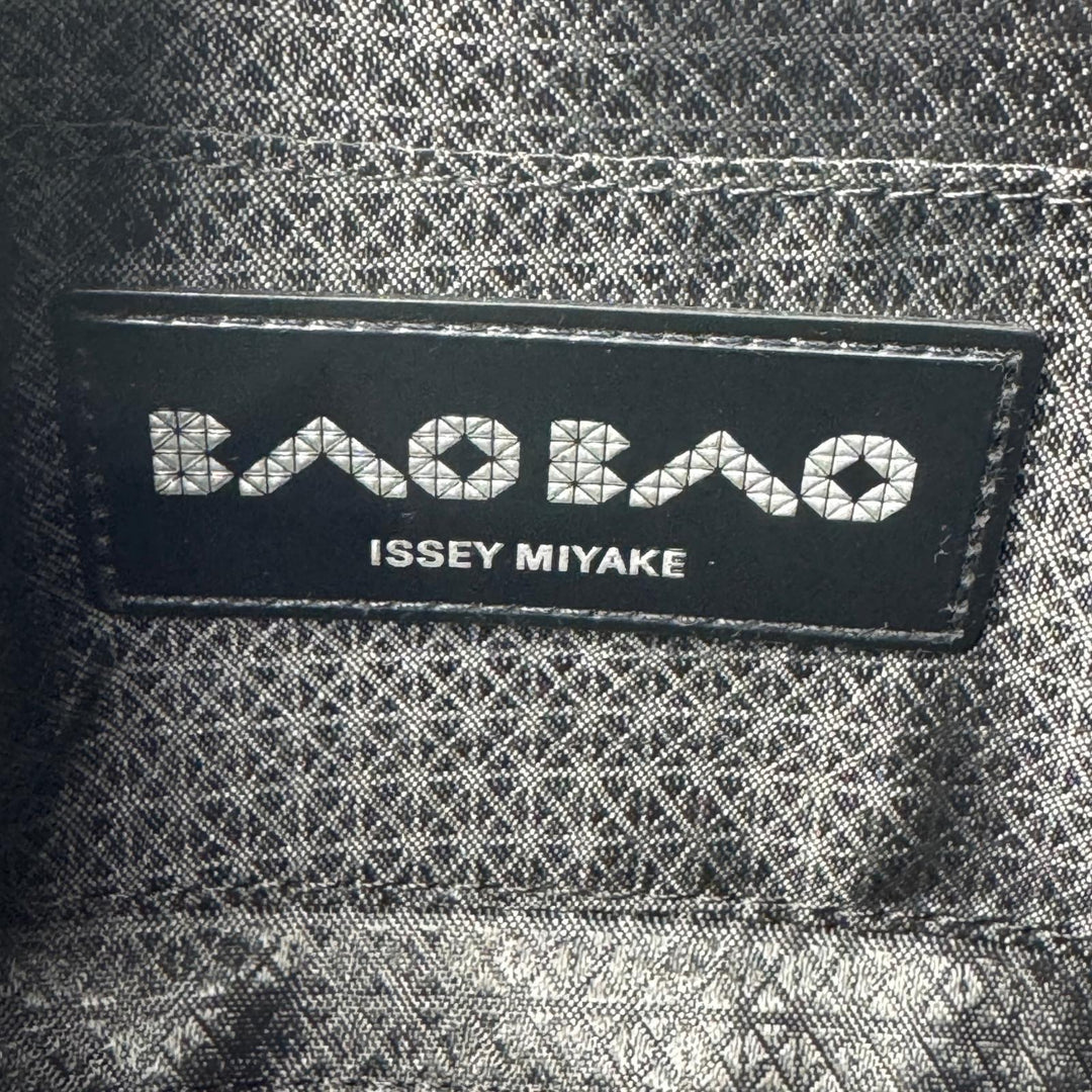 美品 イッセイミヤケ バオバオ BOA BOA ISSEY MIYAKE CUBOID ショルダーバッグ 斜めがけ クロスボディ レディース