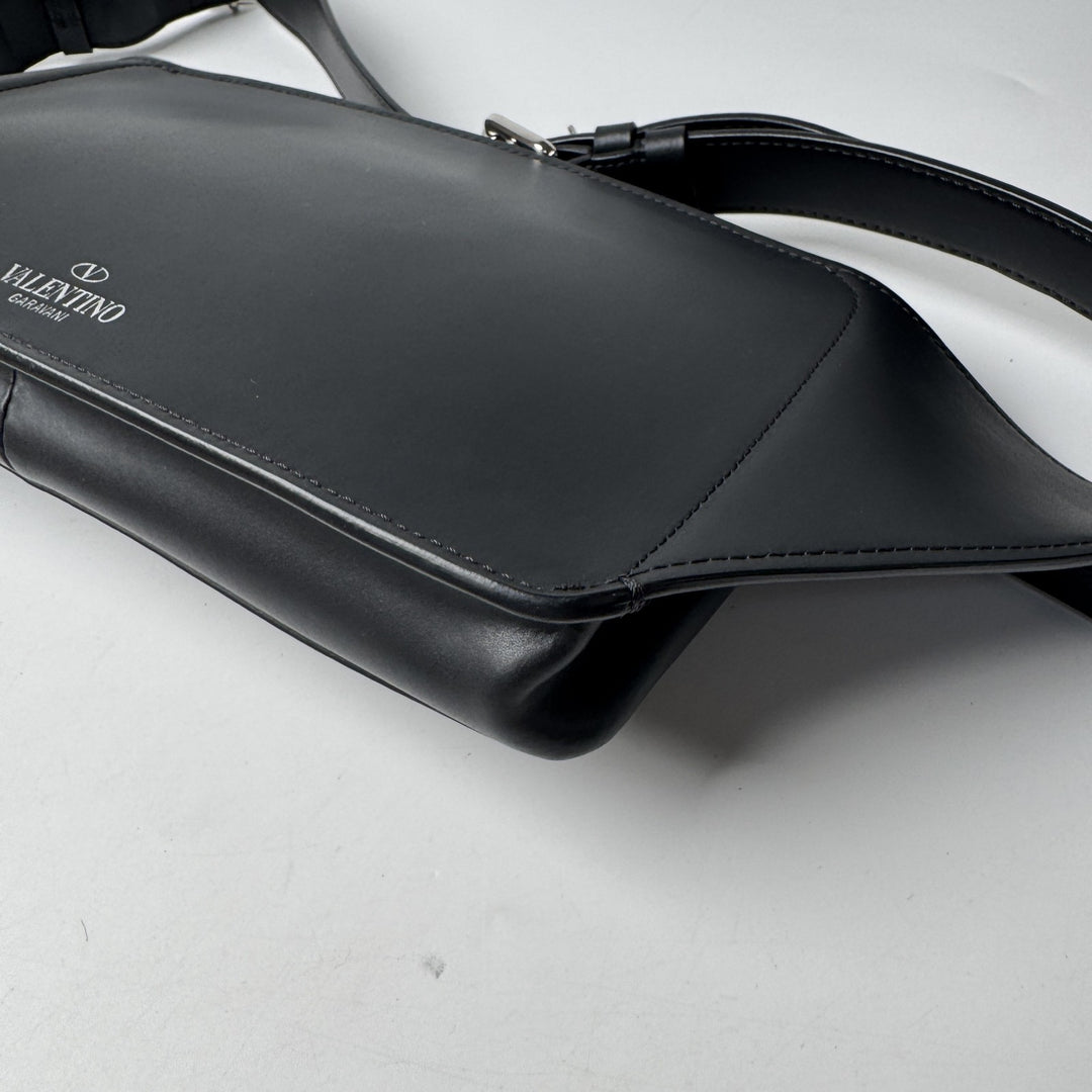 美品 ヴァレンティノガラヴァーニ valentino garavani ボディバッグ VLTNロゴ VY2B0A10WJW メンズ