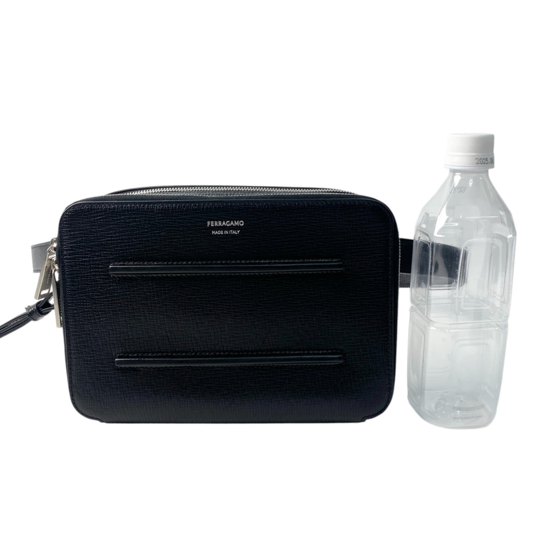 美品 フェラガモ FERRAGAMO メンズ ショルダーバッグ 2way 現行ロゴ 斜めがけ クロスボディ