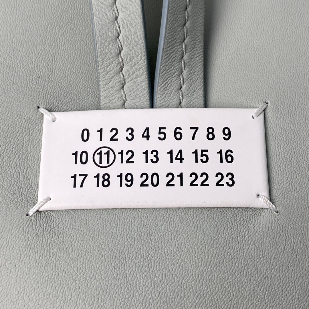 メゾンマルジェラ Maison Margiela レディース ロールトップ レザー クラッチバッグ SB2WD0082