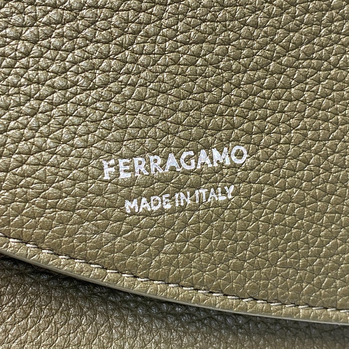 美品 フェラガモ Ferragamo フィアマ Fiamma ショルダーバッグ 斜めがけ クロスボディ メンズ