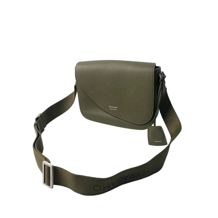 美品 フェラガモ Ferragamo フィアマ Fiamma ショルダーバッグ 斜めがけ クロスボディ メンズ