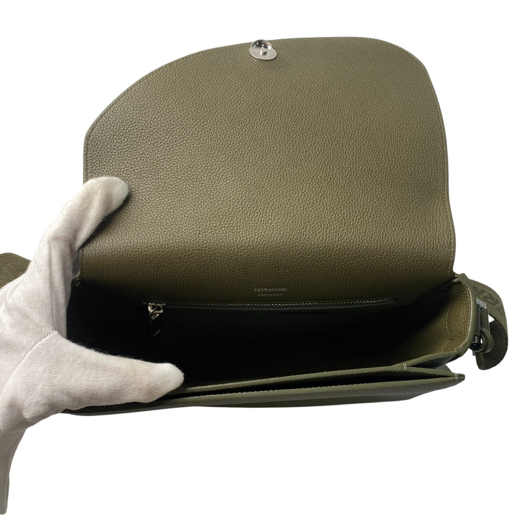 美品 フェラガモ Ferragamo フィアマ Fiamma ショルダーバッグ 斜めがけ クロスボディ メンズ