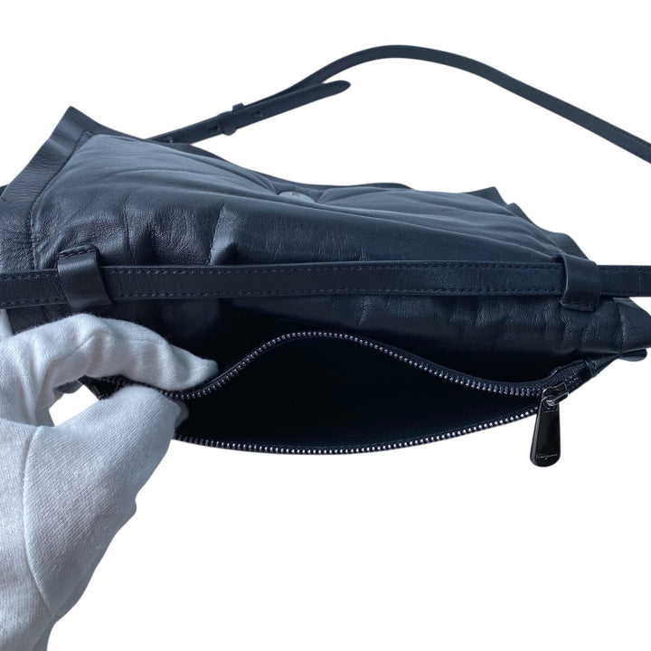 サルヴァトーレフェラガモ Salvatore Ferragamo レディース ショルダーバッグ 斜めがけ クロスボディ 黒