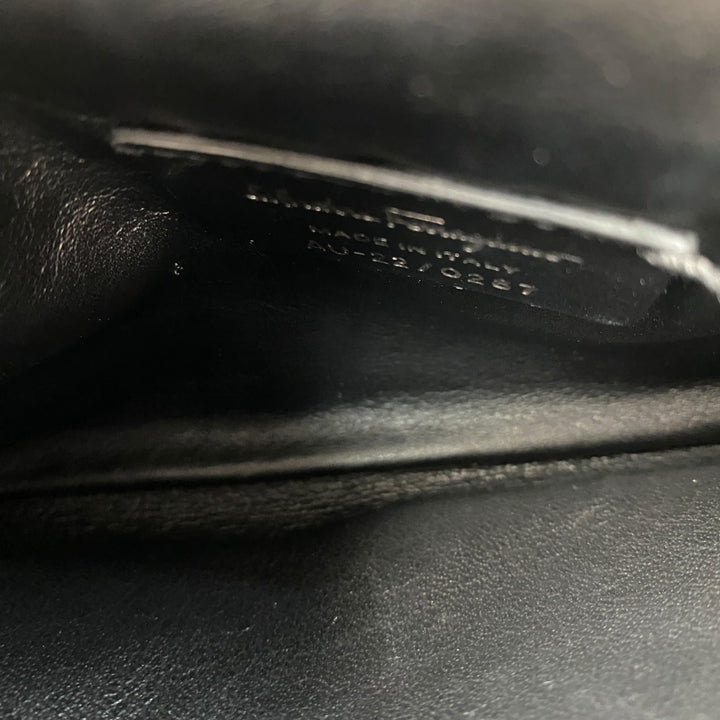 サルヴァトーレフェラガモ Salvatore Ferragamo レディース ショルダーバッグ 斜めがけ クロスボディ 黒