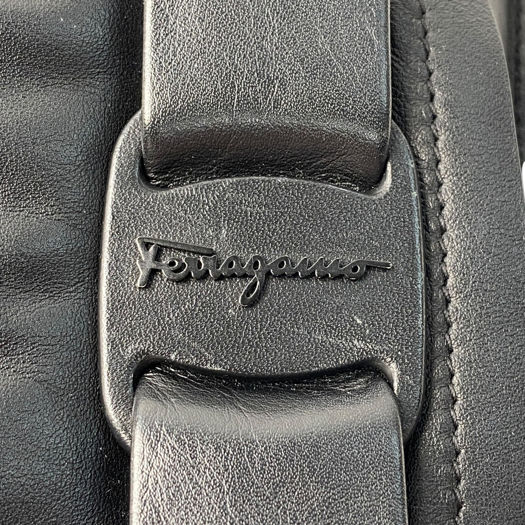 サルヴァトーレフェラガモ Salvatore Ferragamo レディース ショルダーバッグ 斜めがけ クロスボディ 黒