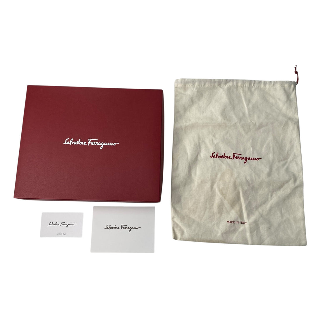 サルヴァトーレフェラガモ Salvatore Ferragamo レディース ショルダーバッグ 斜めがけ クロスボディ 黒