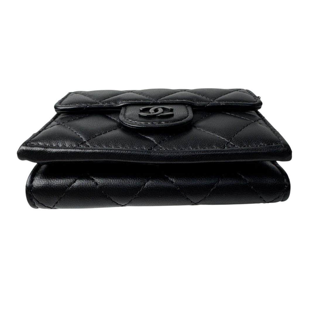 美品 シャネル CHANEL マトラッセ ココマーク コンパクトウォレット ソーブラック レディース