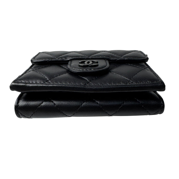 美品 シャネル CHANEL マトラッセ ココマーク コンパクトウォレット ソーブラック レディース