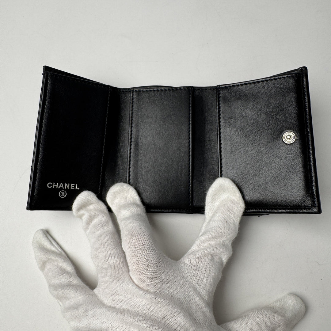 美品 シャネル CHANEL マトラッセ ココマーク コンパクトウォレット ソーブラック レディース