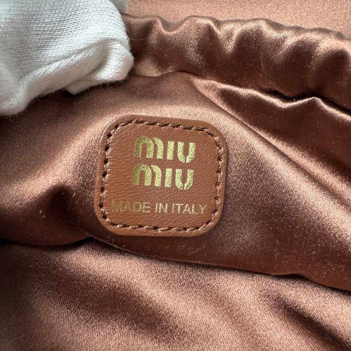 未使用 ミュウミュウ MIU MIU サテン 巾着 ドローストリング ポーチ レディース