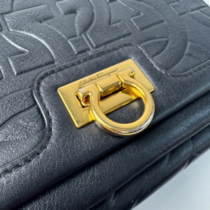 サルヴァトーレ フェラガモ Salvatore Ferragamo トリフォリオ ガンチーニ EZ21 1308 ショルダーバッグ 黒 斜めがけ クロスボディ レディース
