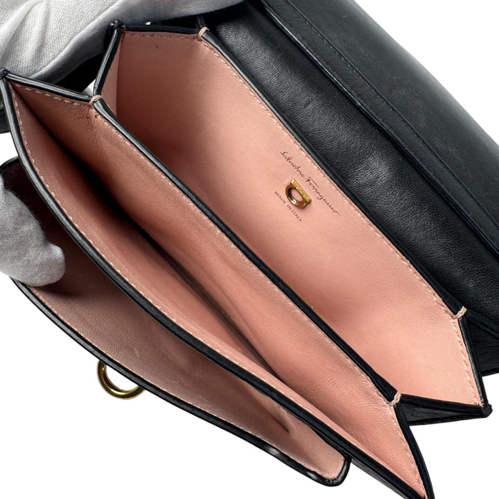 サルヴァトーレ フェラガモ Salvatore Ferragamo トリフォリオ ガンチーニ EZ21 1308 ショルダーバッグ 黒 斜めがけ クロスボディ レディース